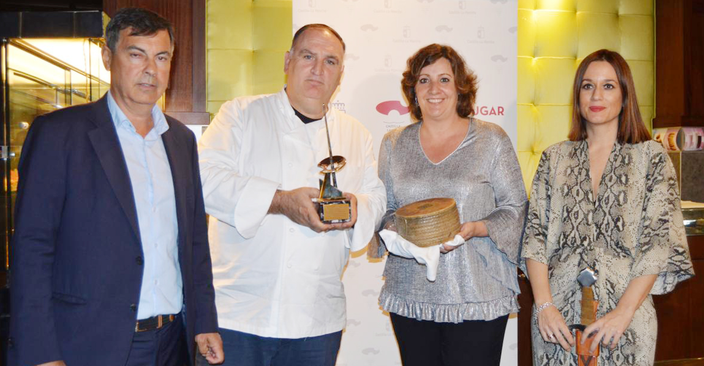 El Gobierno regional y el Consejo Regulador de la D.O Queso Manchego reconocen al chef español José Andrés por su promoción del queso manchego