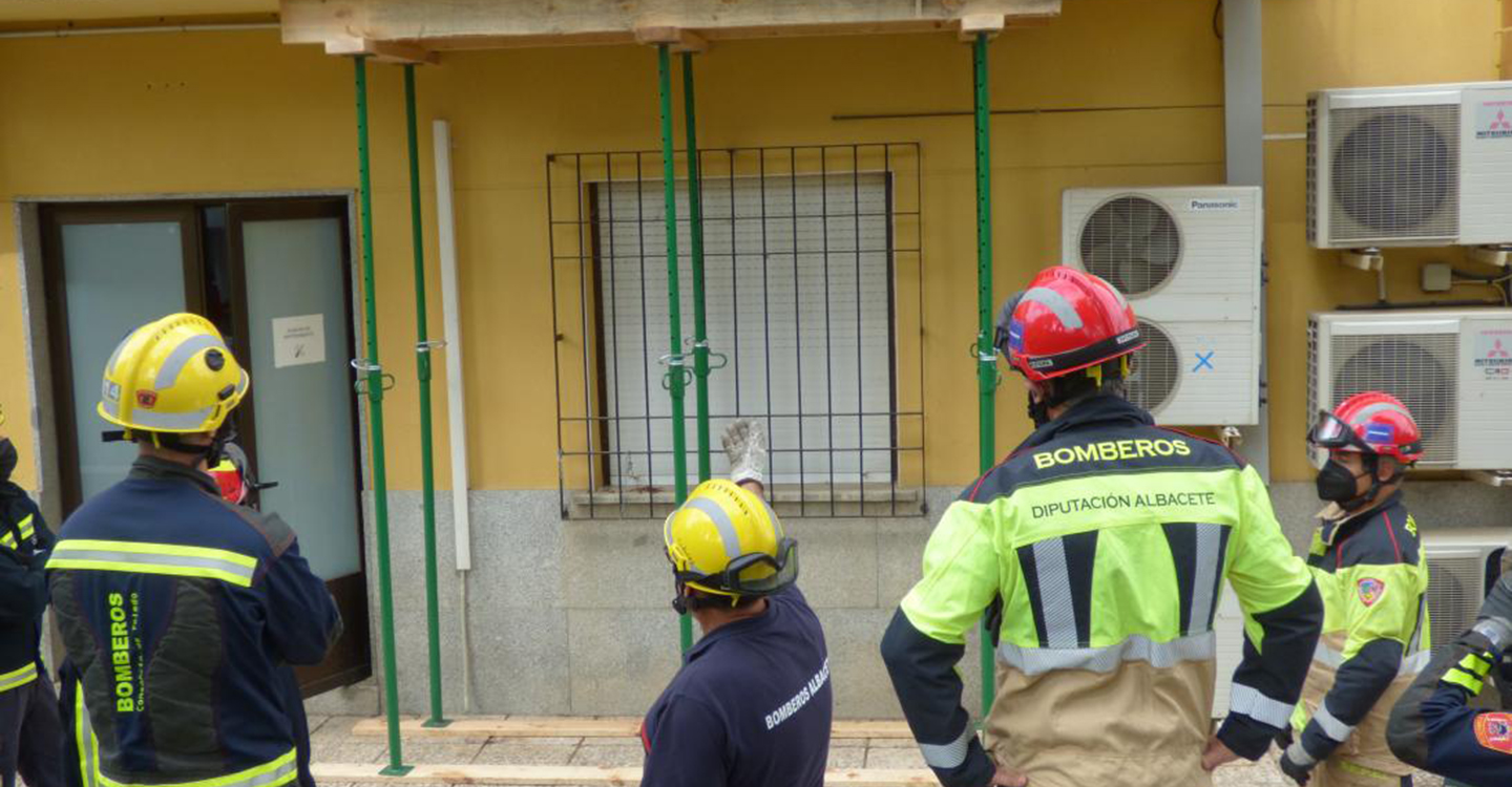Integrantes de los cuerpos de bomberos de la región aprenden técnicas de apuntalamiento de emergencia para actuar en casos de derrumbe