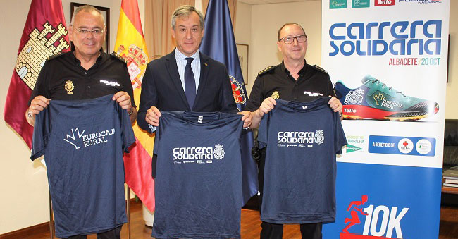 La Jefatura Superior de Policía de CLM recibe la camiseta de la Carrera Solidaria de Albacete