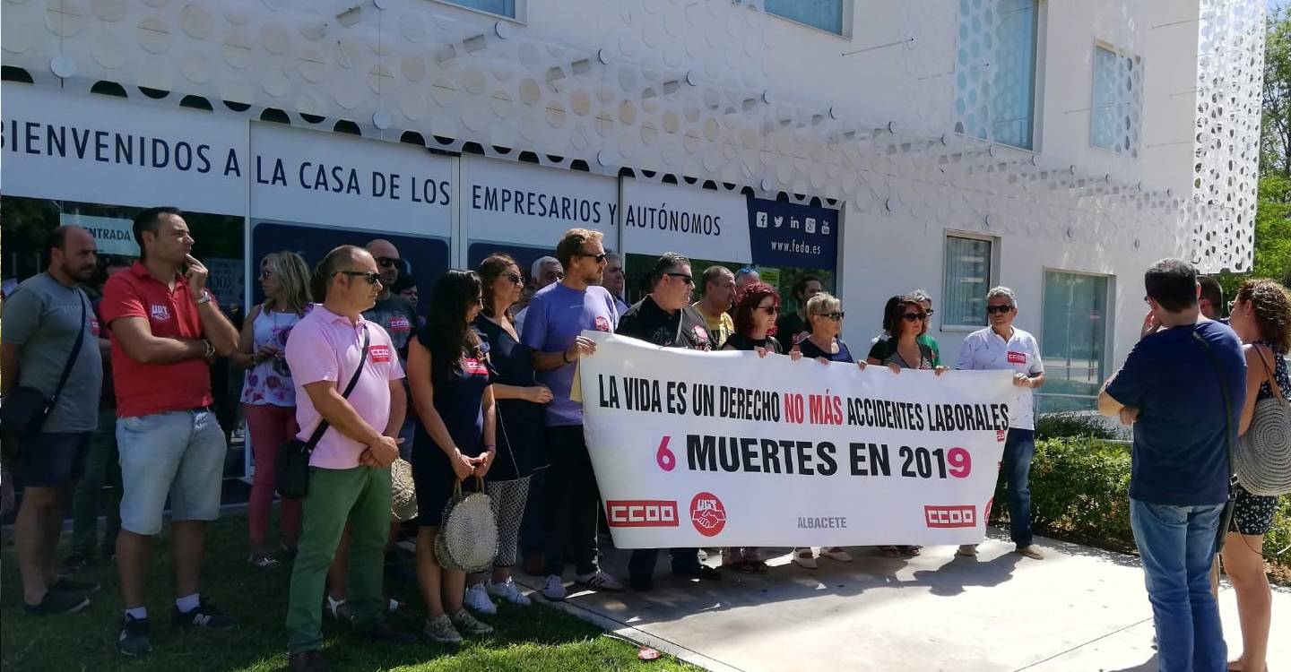 CCOO y UGT se concentran en Albacete y Guadalajara para recordar a las dos últimas víctimas de la siniestralidad laboral: un joven de 24 años y una muchacha de 19
