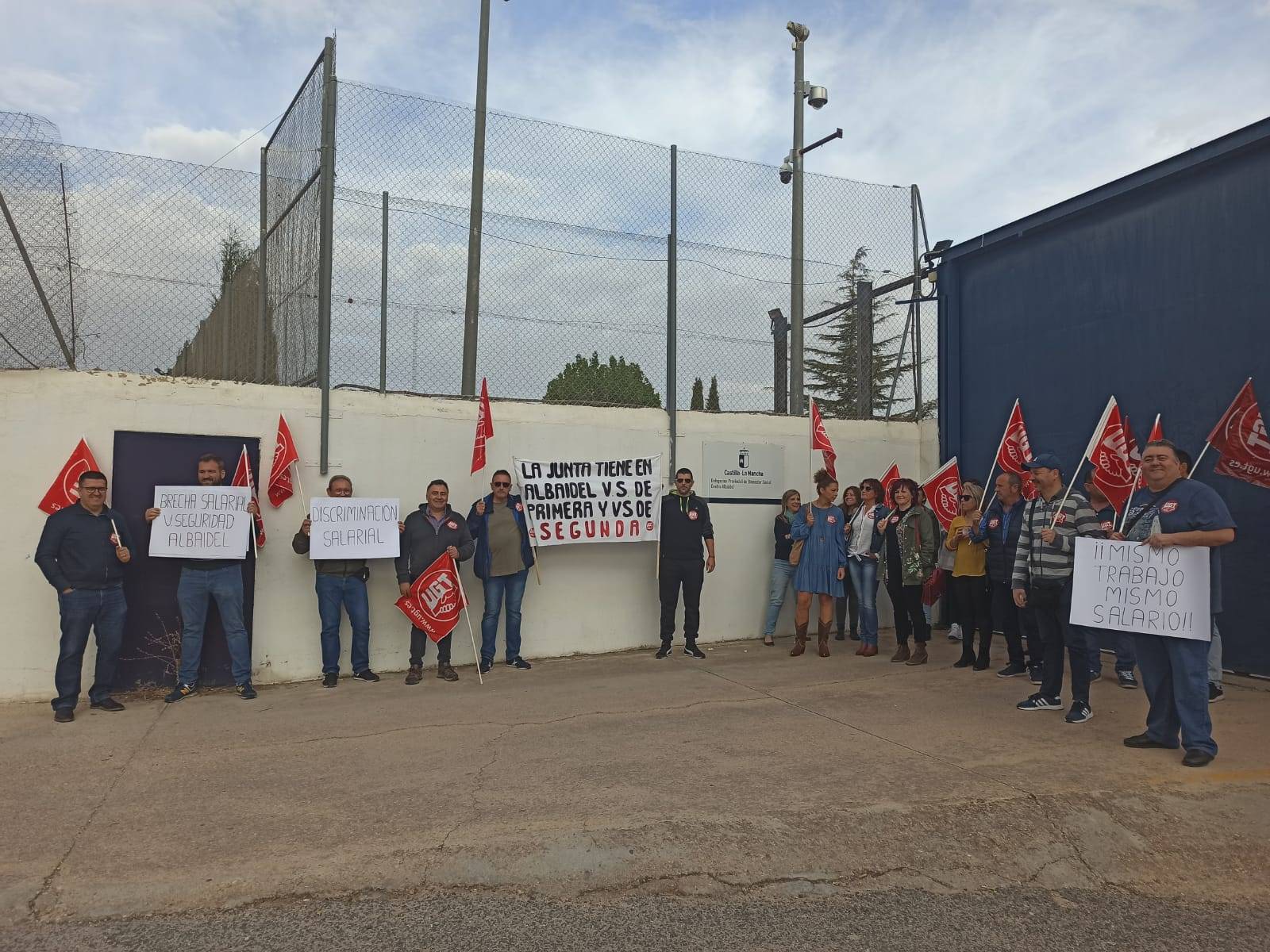 Los trabajadores de seguridad del centro de menores Albaidel seguirán saliendo a la calle hasta conseguir la igualdad salarial