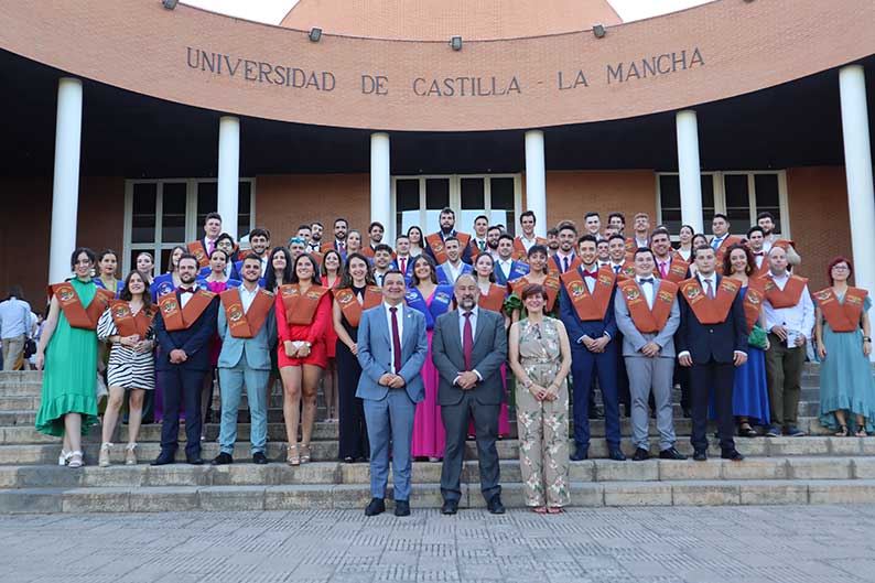 Arroyo acude al acto de graduación de la Escuela Técnica Superior de Ingenieros Agrónomos y de Montes de Albacete