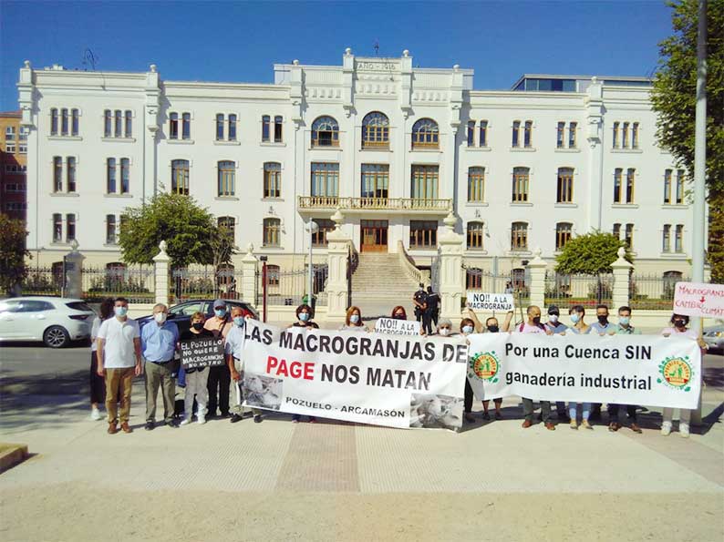 Cacerolada y pitos contra la ganadería industrial en la presentación de la Agenda 2030 castellanomanchega 