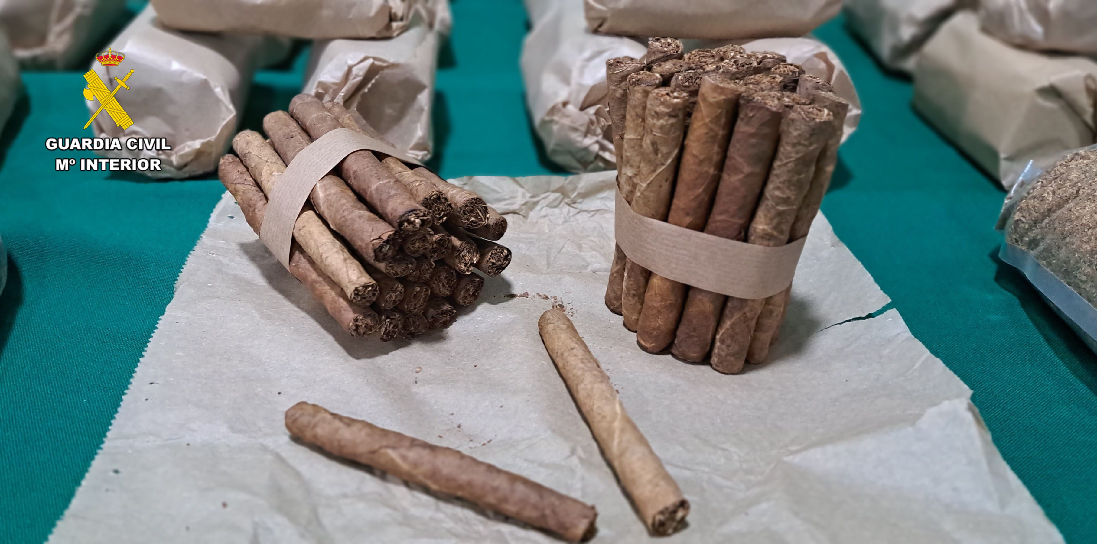 La Guardia Civil de Albacete interviene cigarros puros artesanales, picadura y hojas de tabaco