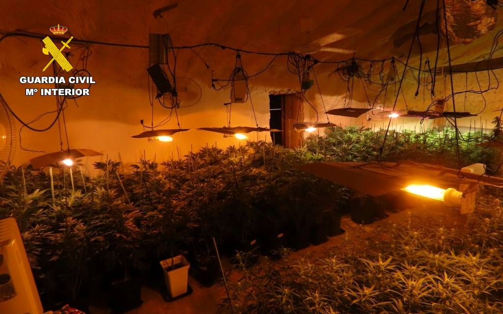 La Guardia Civil detiene a una persona por un delito contra la salud pública y desmantela una plantación indoor de marihuana