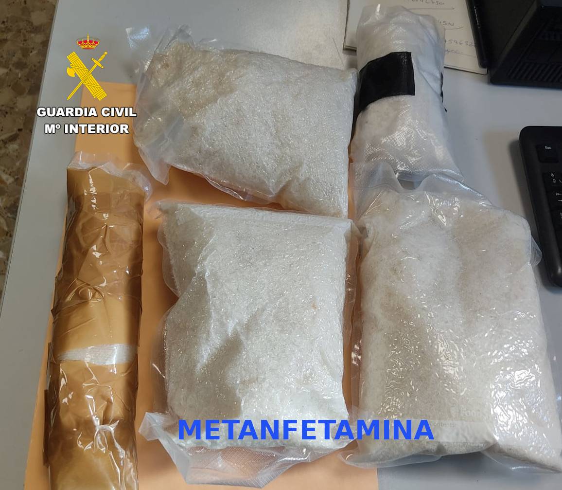 La Guardia Civil detiene a dos personas por un delito contra la salud pública e interviene más de 3 kilos de metanfetamina