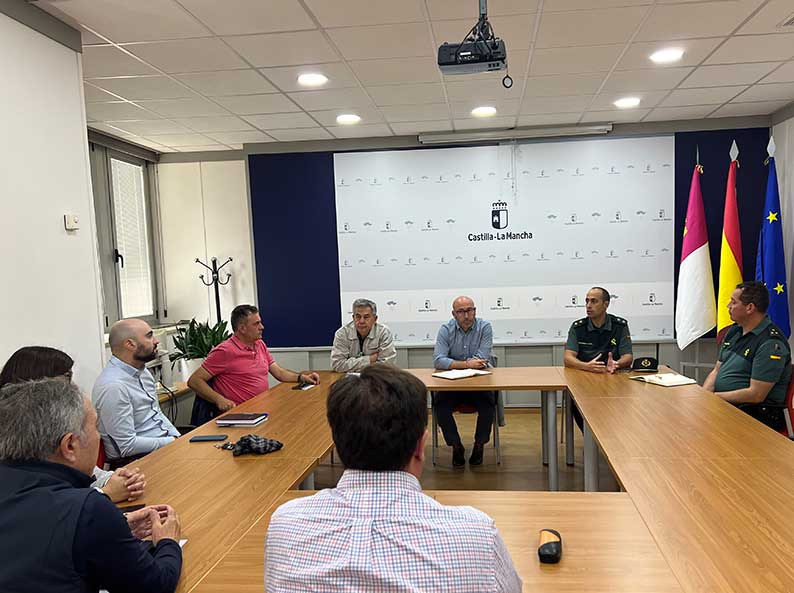 El Gobierno de Castilla-La Mancha y el Seprona se reúnen para diseñar un plan de seguridad reforzada ante el inicio de la campaña de aceituna en la provincia de Albacete