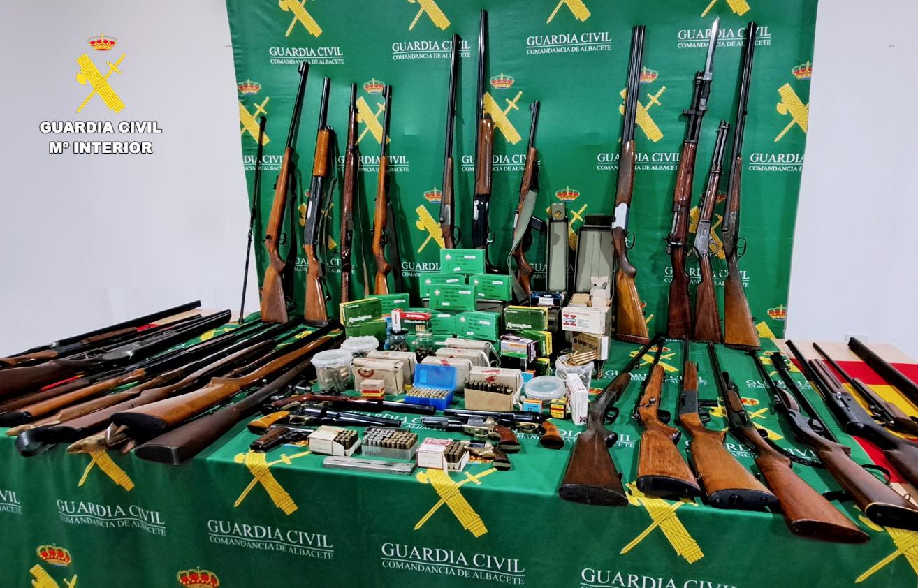 La Guardia Civil de Albacete detiene a una persona e investiga a otra por presuntos delitos de tenencia ilícita de armas y depósito de munición