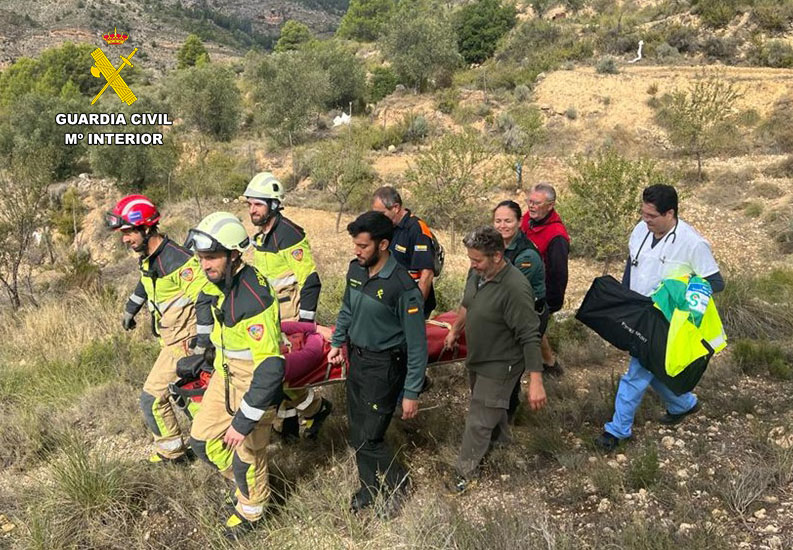 La Guardia Civil auxilia a una persona de avanzada edad tras sufrir una caída en el monte y a un senderista que sufrió un accidente