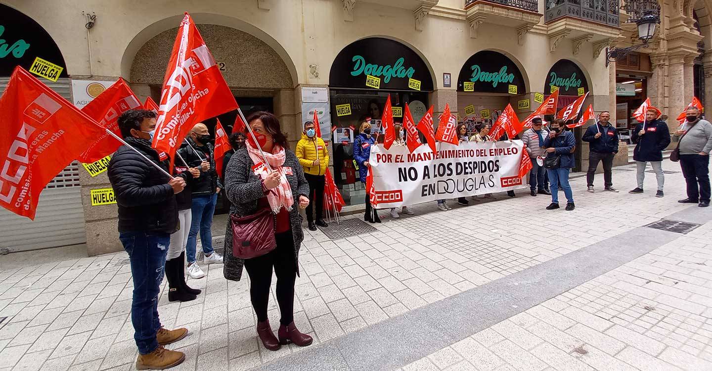 CCOO destaca que la totalidad de la plantilla de Douglas en Albacete secunda la cuarta jornada de huelga por el ERE 