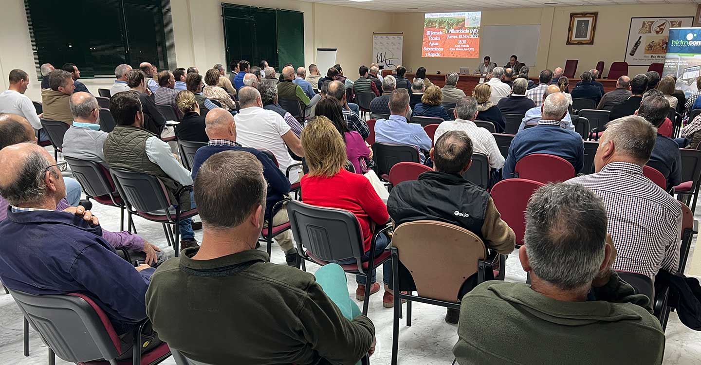 Más de un centenar de agricultores se interesan por las nuevas técnicas y la eficiencia en el riego 