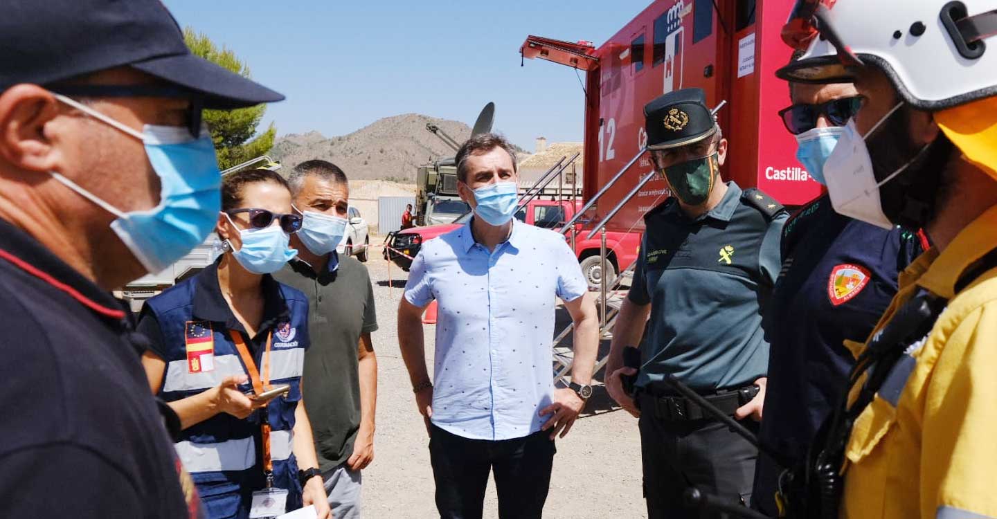 El delegado del Gobierno en Castilla-La Mancha ha presenciado el trabajo realizado para luchar contra el incendio que se inició a última hora de la tarde de ayer en Férez (Albacete)