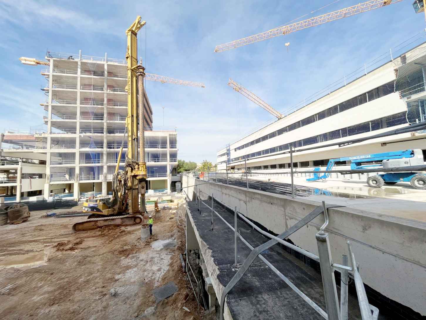 Las obras del Plan Funcional del Hospital de Albacete incorporan maquinaria especial para realizar una cimentación profunda a 18 metros