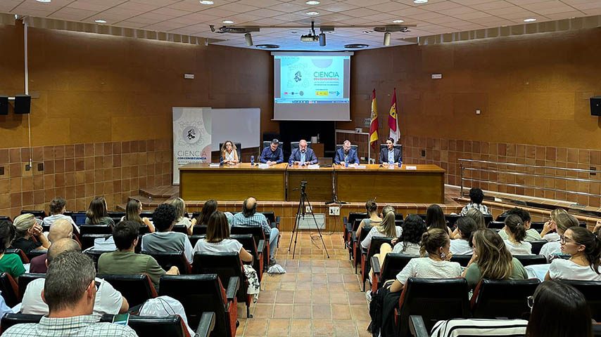 Maestros de Educación Infantil y Primaria exponen en la UCLM su experiencia de llevar la ciencia a las aulas 