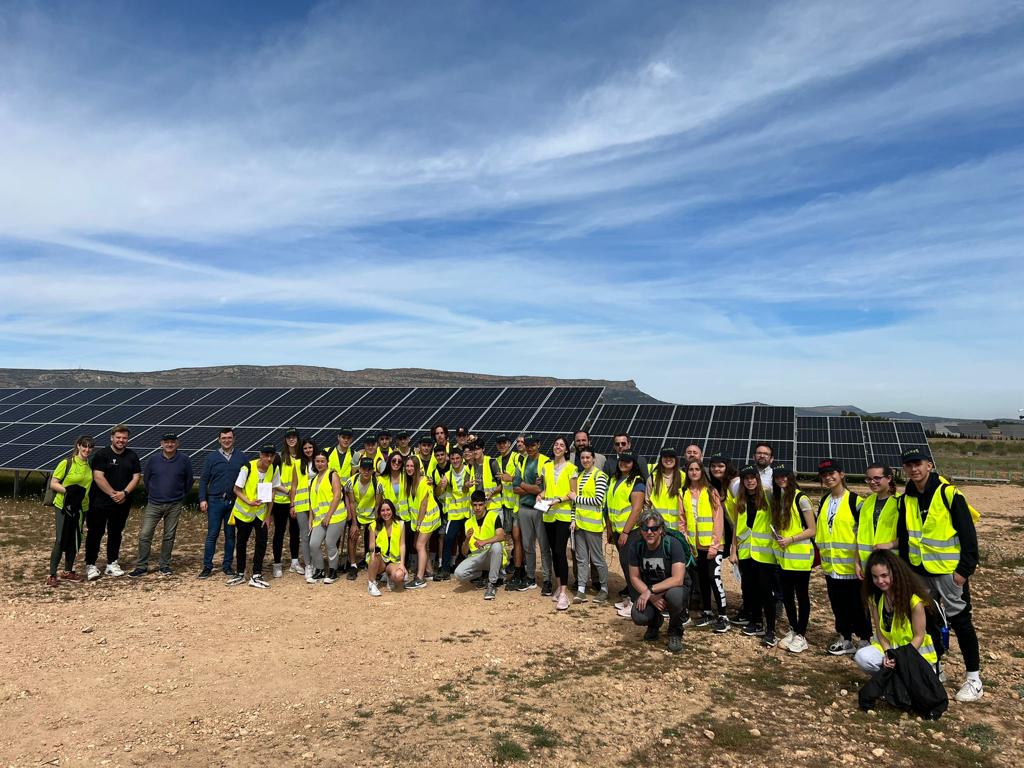 Alumnos de Almansa visitan el parque solar fotovoltaico “PF el Jota I”, propiedad de Champinter en su apuesta por las energías renovables