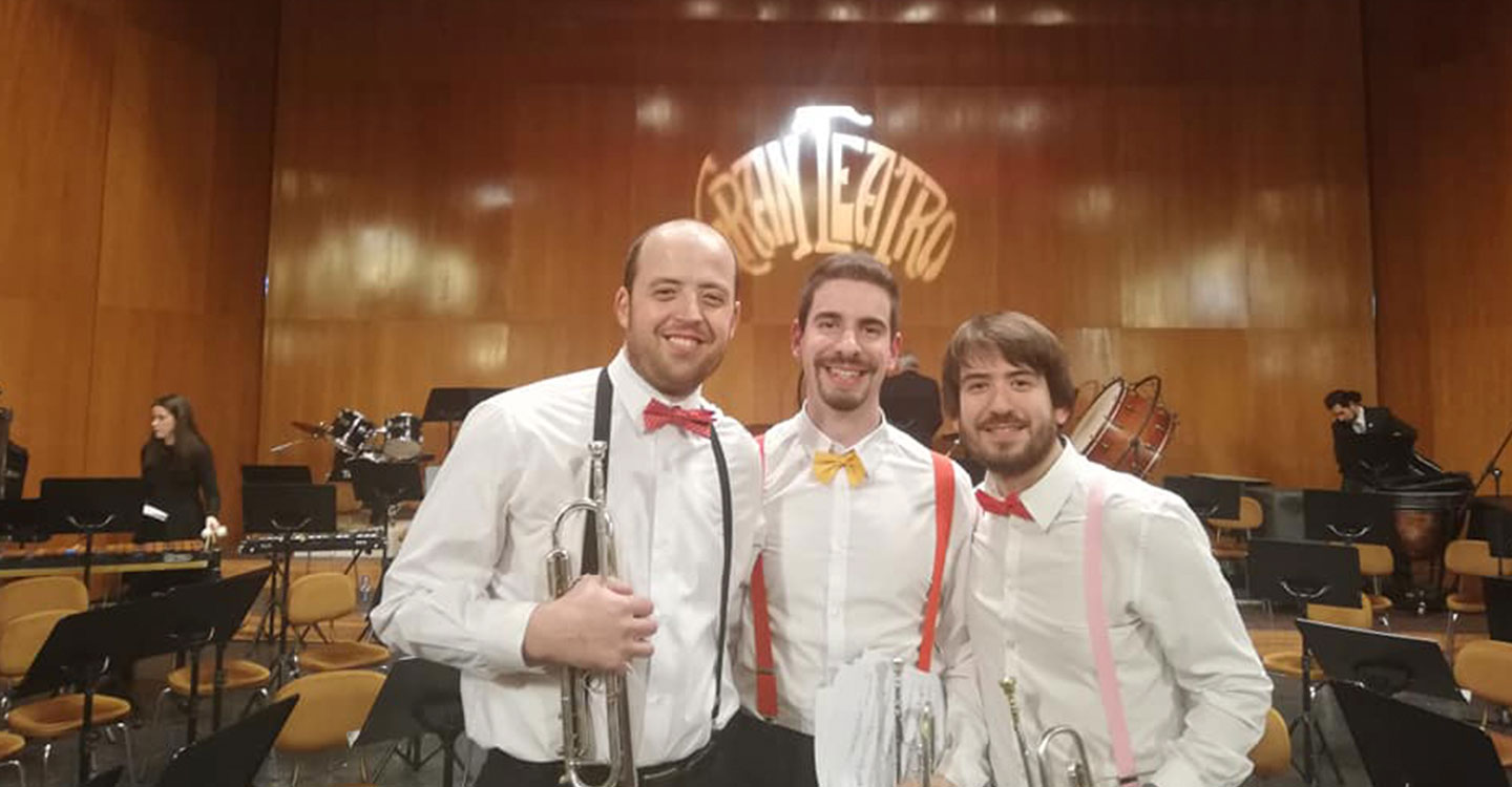 La banda de la AMC Julían Sánchez Maroto volvió a colgar el no hay billetes en el gran Teatro de Manzanares con su propuesta de musica americana en su tradicional concierto de fin de año.