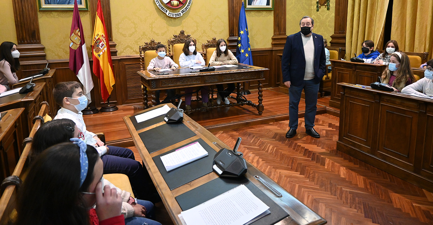 Los niños y niñas ocupan el Salón de Plenos de Valdepeñas para celebrar el Pleno Infantil de la Constitución