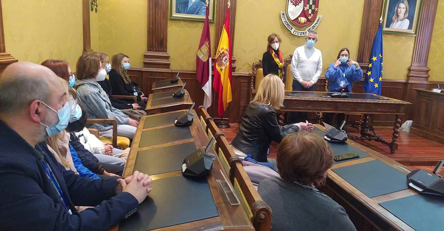 El alcalde recibe a un grupo de docentes y alumnado polaco de intercambio con el IES Francisco Nieva