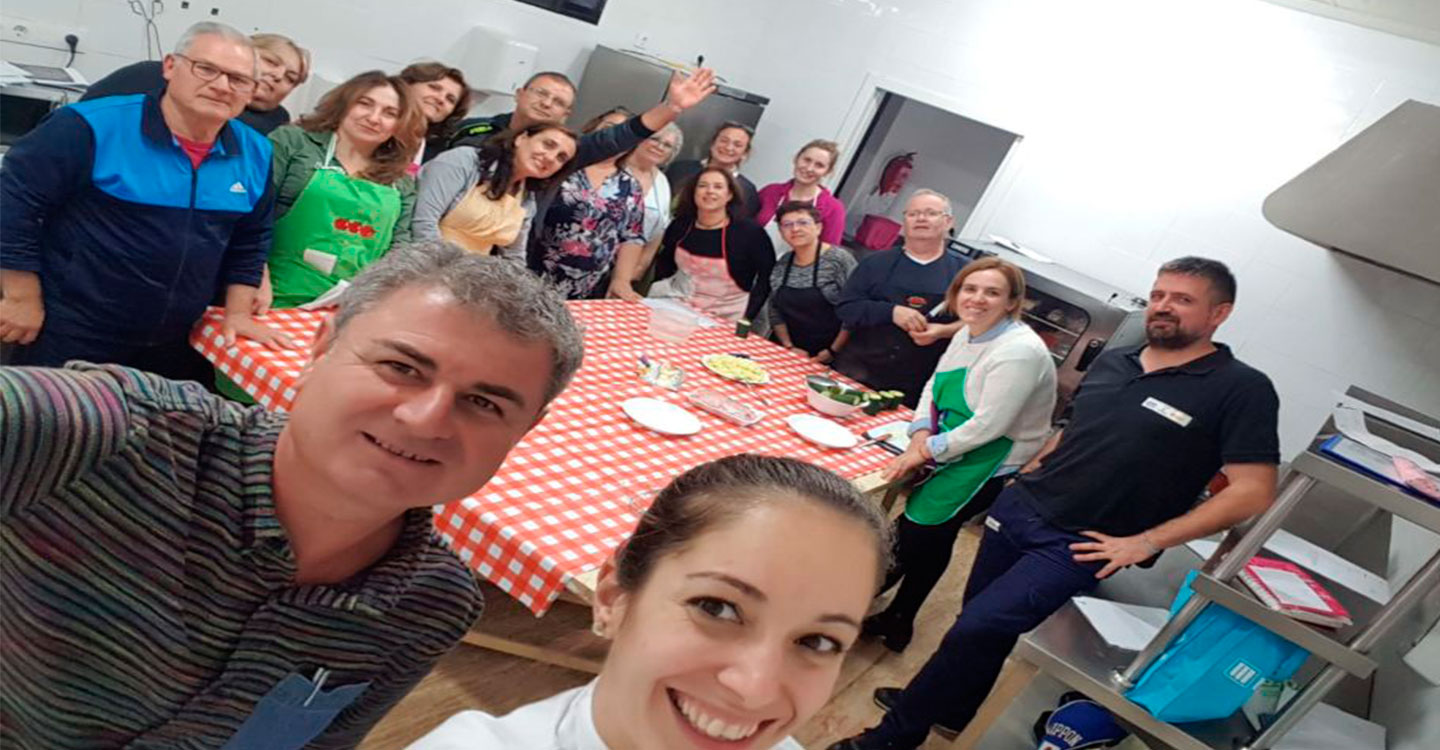 Una veintena de personas asiste al novedoso curso de cocina de la Universidad Popular de Torralba 