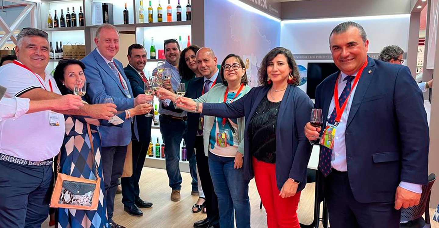 El alcalde de Villarrubia de los Ojos acudió a FENAVIN a apoyar al sector vitivinícola y a la Diputación, organizadora de la misma