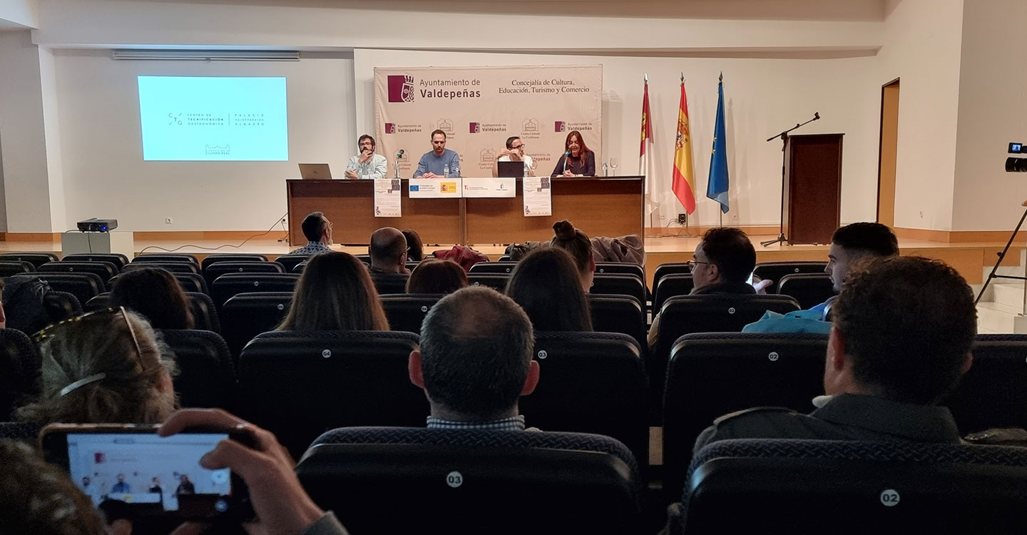 Medio centenar de personas asisten a la jornada de emprendimiento de hostelería y restauración ‘Valdepeñas Empléate’ 