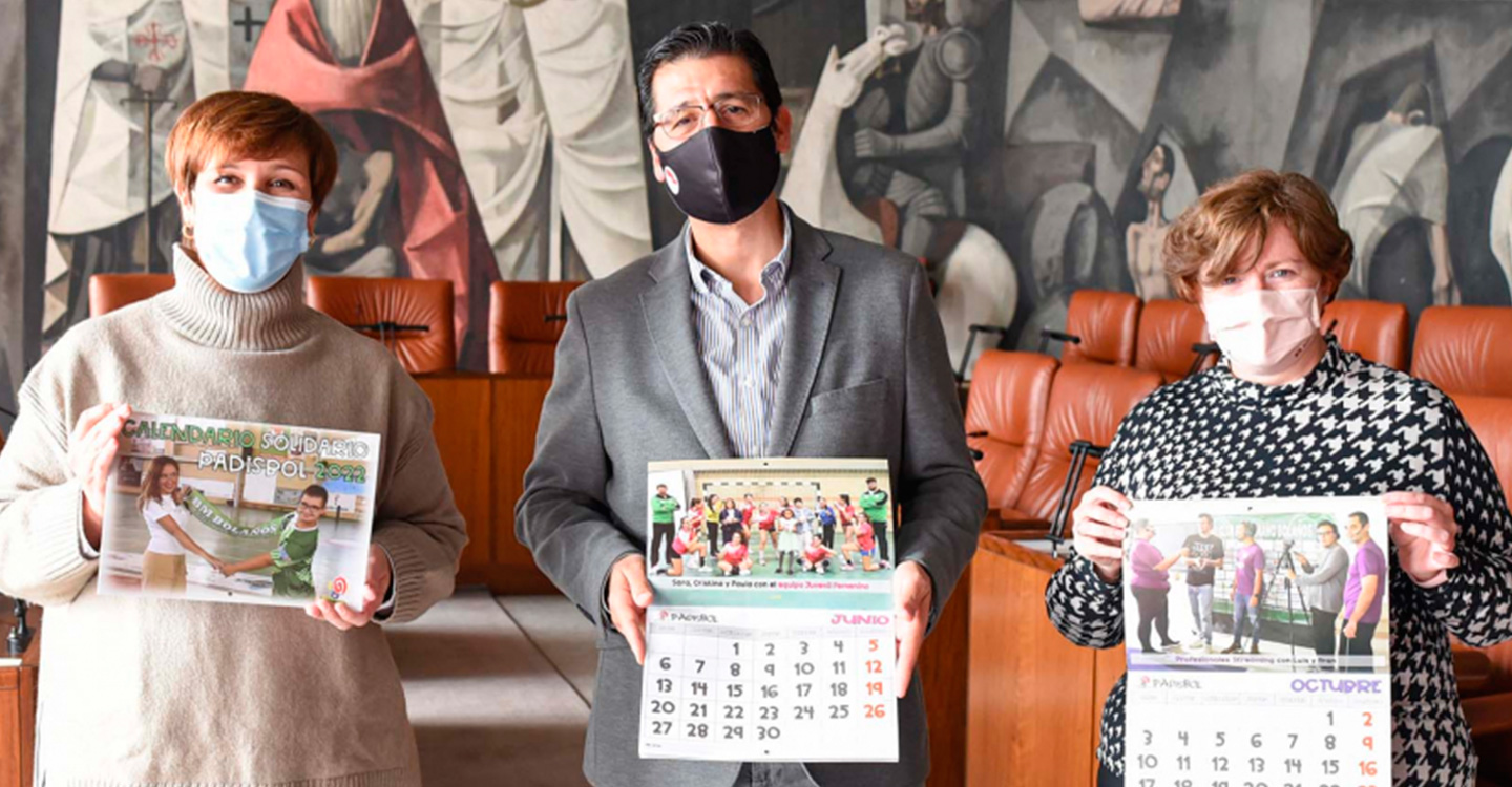 PADISBOL agradece a Caballero la edición de un calendario solidario en el que participa la gran familia del balonmano de Bolaños
