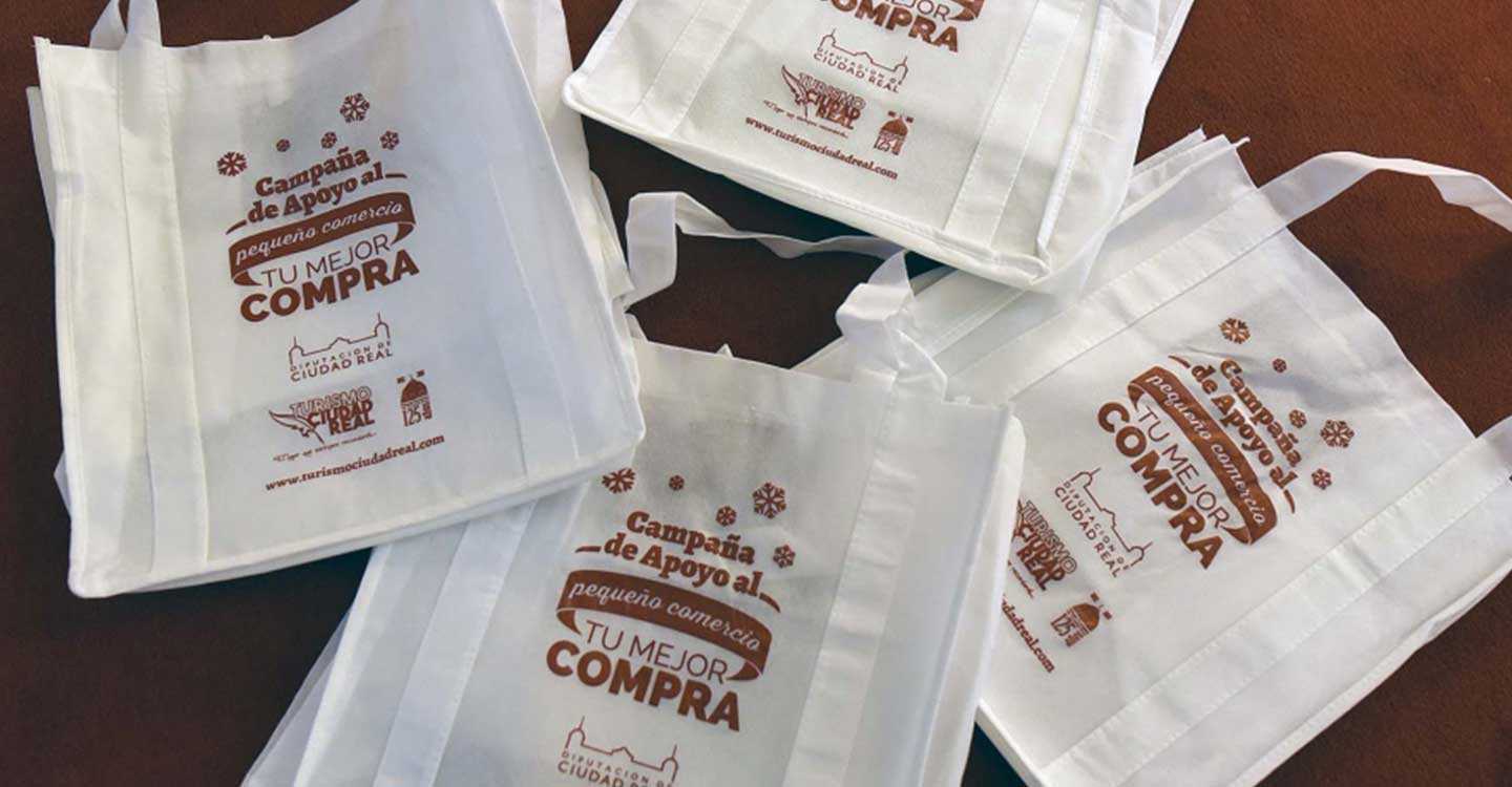  Diputación distribuye 9.000 bolsas de tela entre el pequeño comercio para proteger el ecosistema 