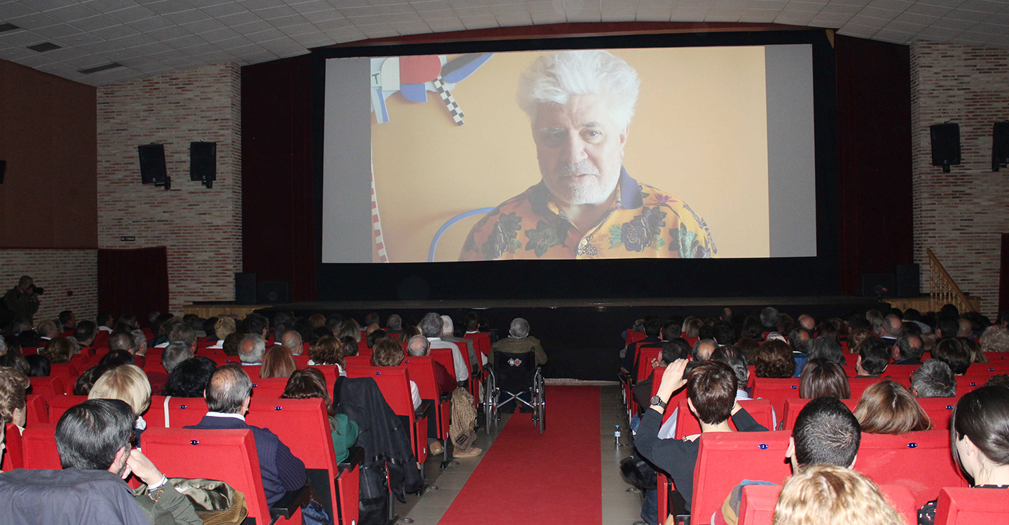 Calzada de Calatrava tenía ganas de Pedro Almodóvar y sus vecinos abarrotan el estreno de “Dolor y Gloria” en la localidad 