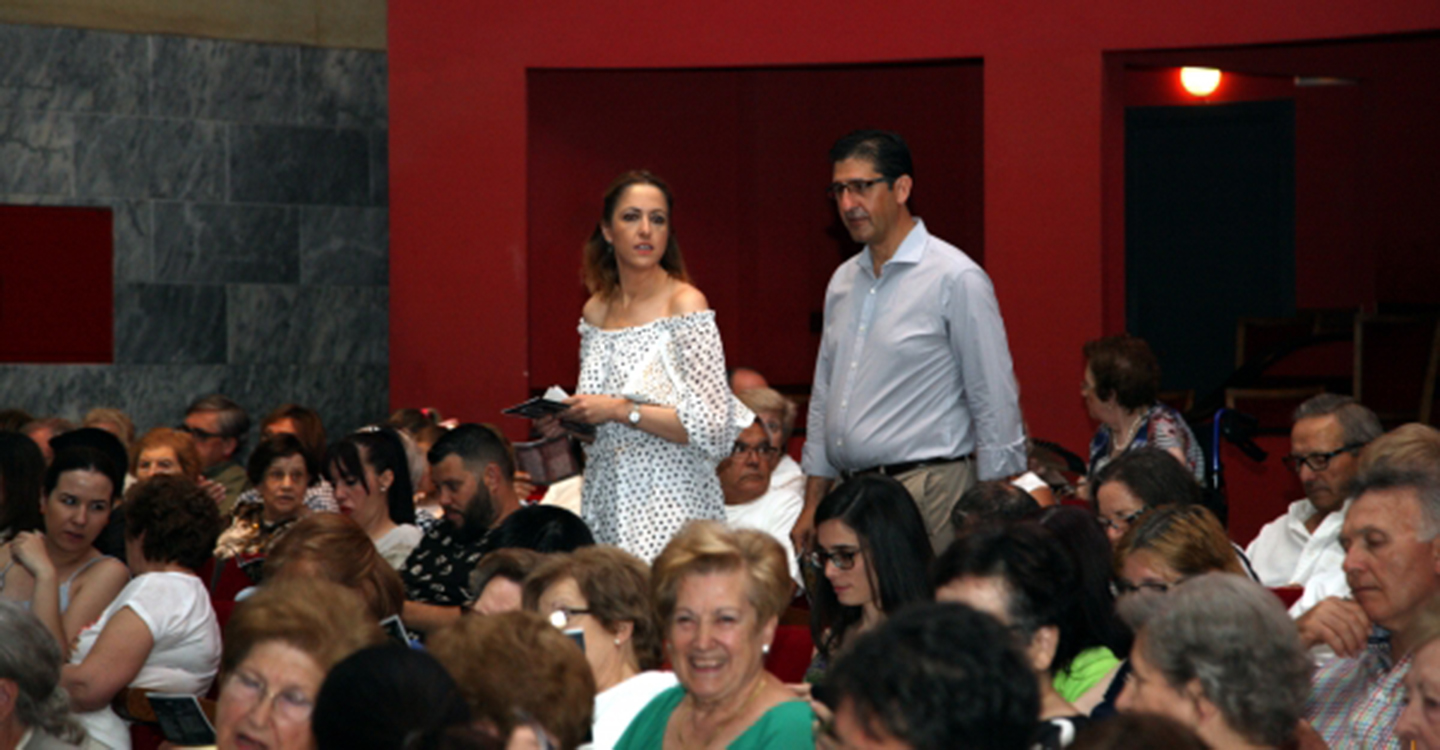 Caballero asiste a la representación cantada de “La Celestina” que ha ofrecido en Daimiel la Coral Molto Vivace 