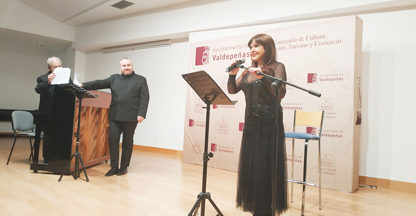 Loles León revive en Valdepeñas el espíritu de Lorca con el recital poético ‘Lorquianos’