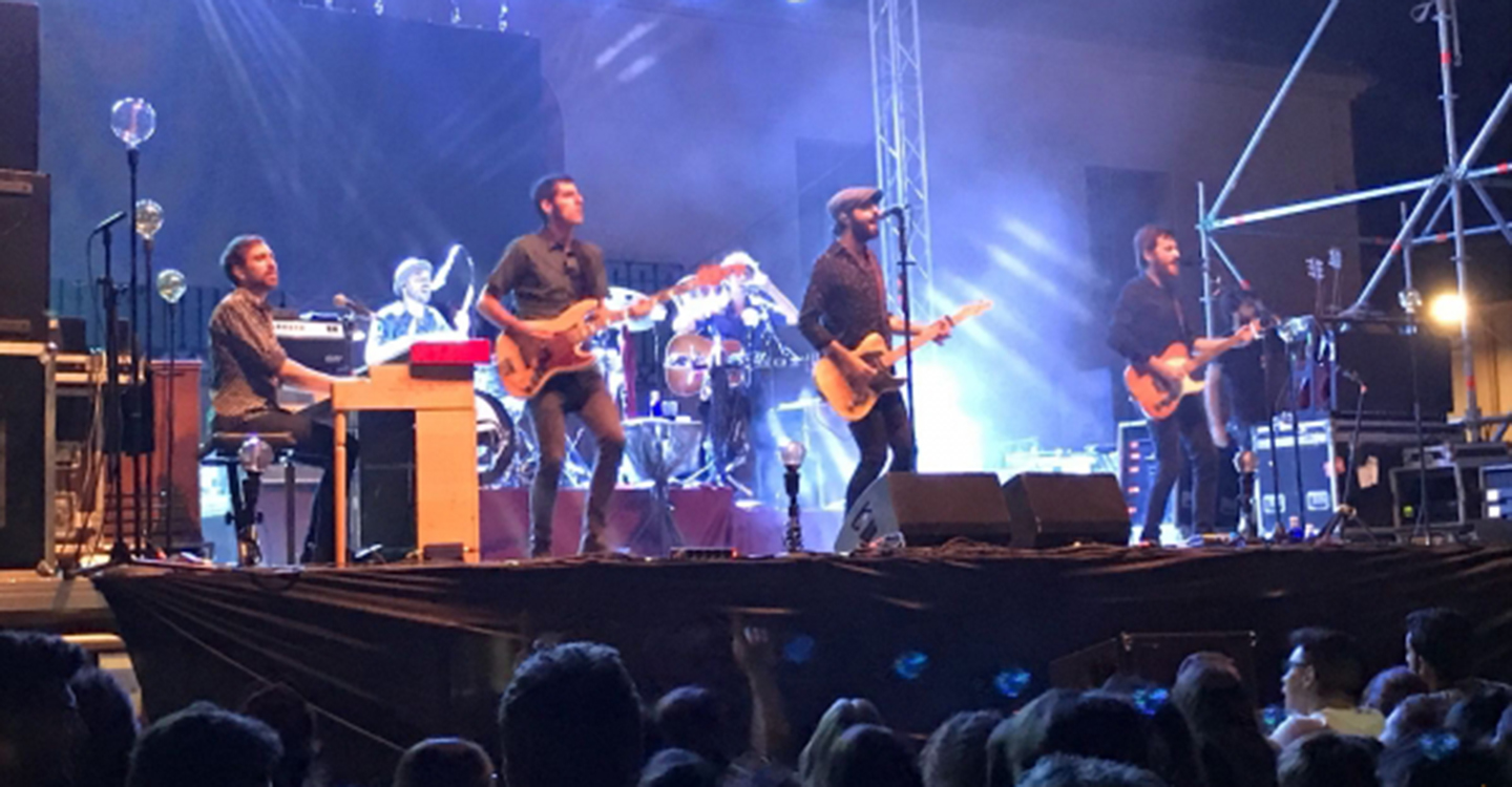 El rock de Sidecars, contundente y cercano, llena con la Diputación la Plaza del Cristo de Cózar 