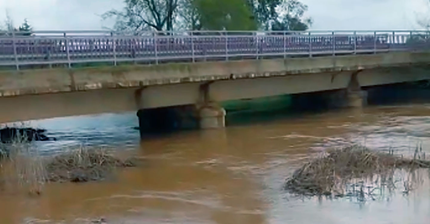 Cuatro personas son rescatadas tras quedar atrapadas al cruzar el río Bañuelos en la localidad de Malagón