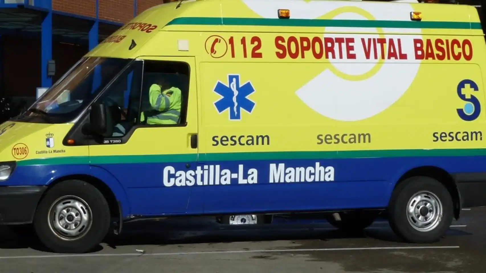 Cuatro personas heridas tras producirse una colisión entre una ambulancia y un turismo en Valdepeñas