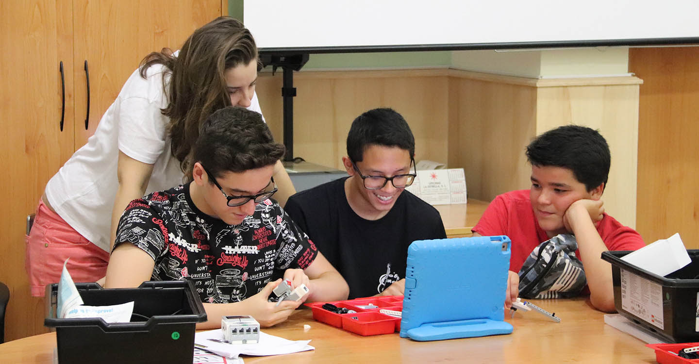 Adolescentes de Manzanares aprenden sobre robótica de manera divertida gracias al taller Jóvenes científicos