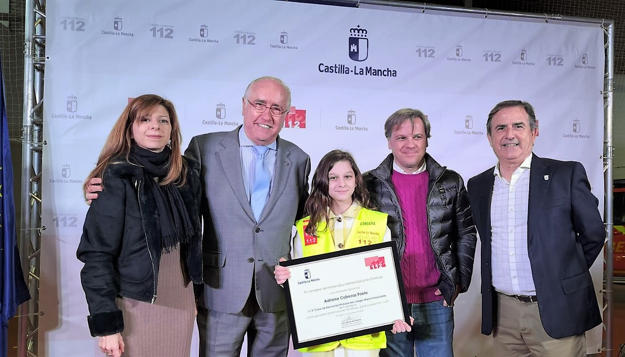 Adriana Cabezas recogió el primer premio del XI Concurso de Dibujo Escolar del Servicio 1-1-2 que convoca el Gobierno de Castilla-La Mancha