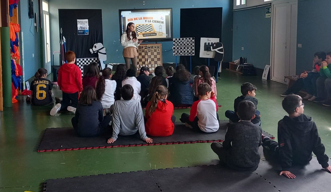 La ajedrecista Esther Ruiz de León-Merlo imparte una charla a los alumnos del colegio Nuestra Señora de la Paz de Corral de Calatrava, con motivo del Día de la mujer y la niña en la ciencia