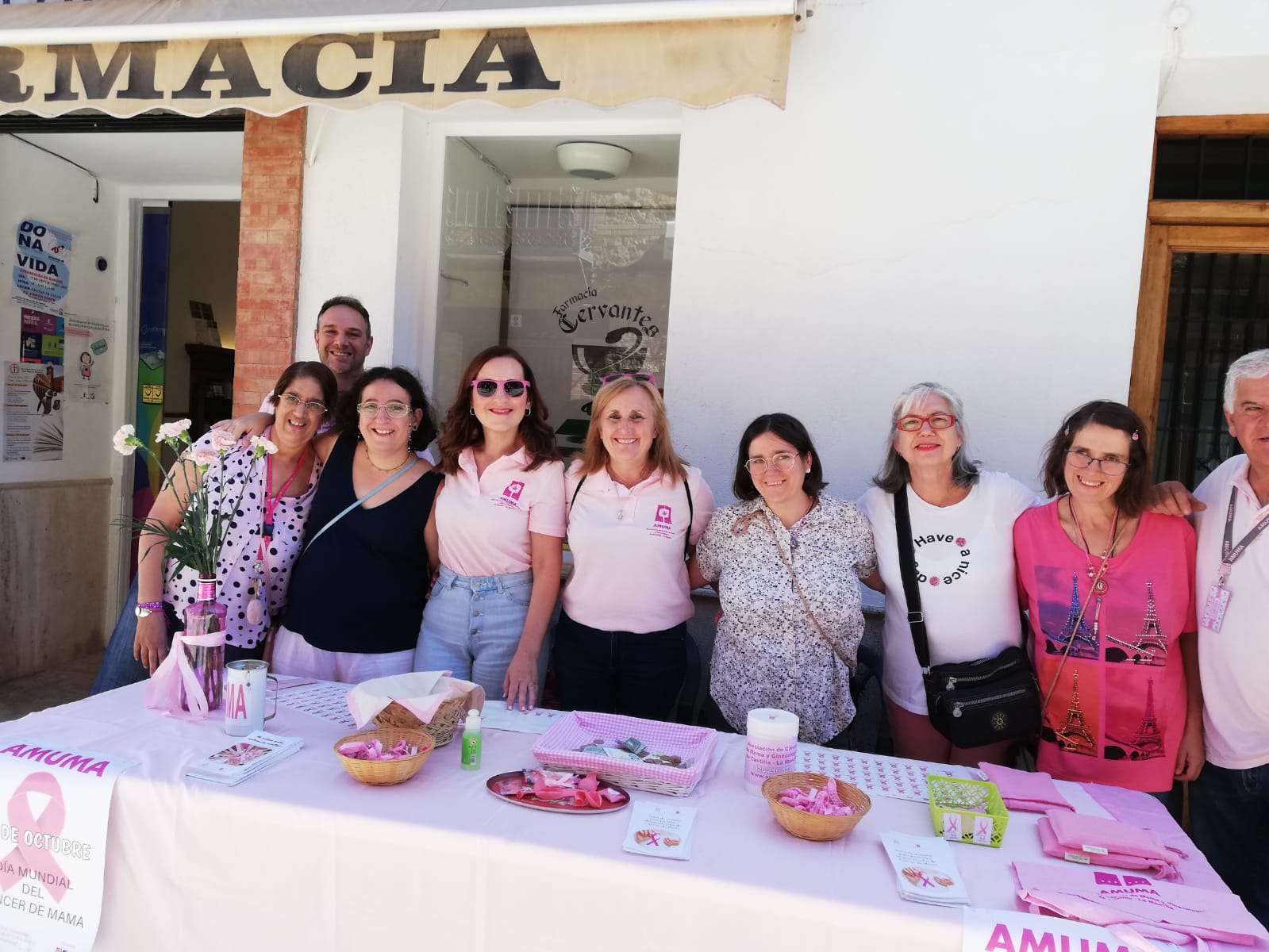 AMUMA instala en la Plaza Mayor de Villanueva de los Infantes el árbol del proyecto “Flores por la vida”