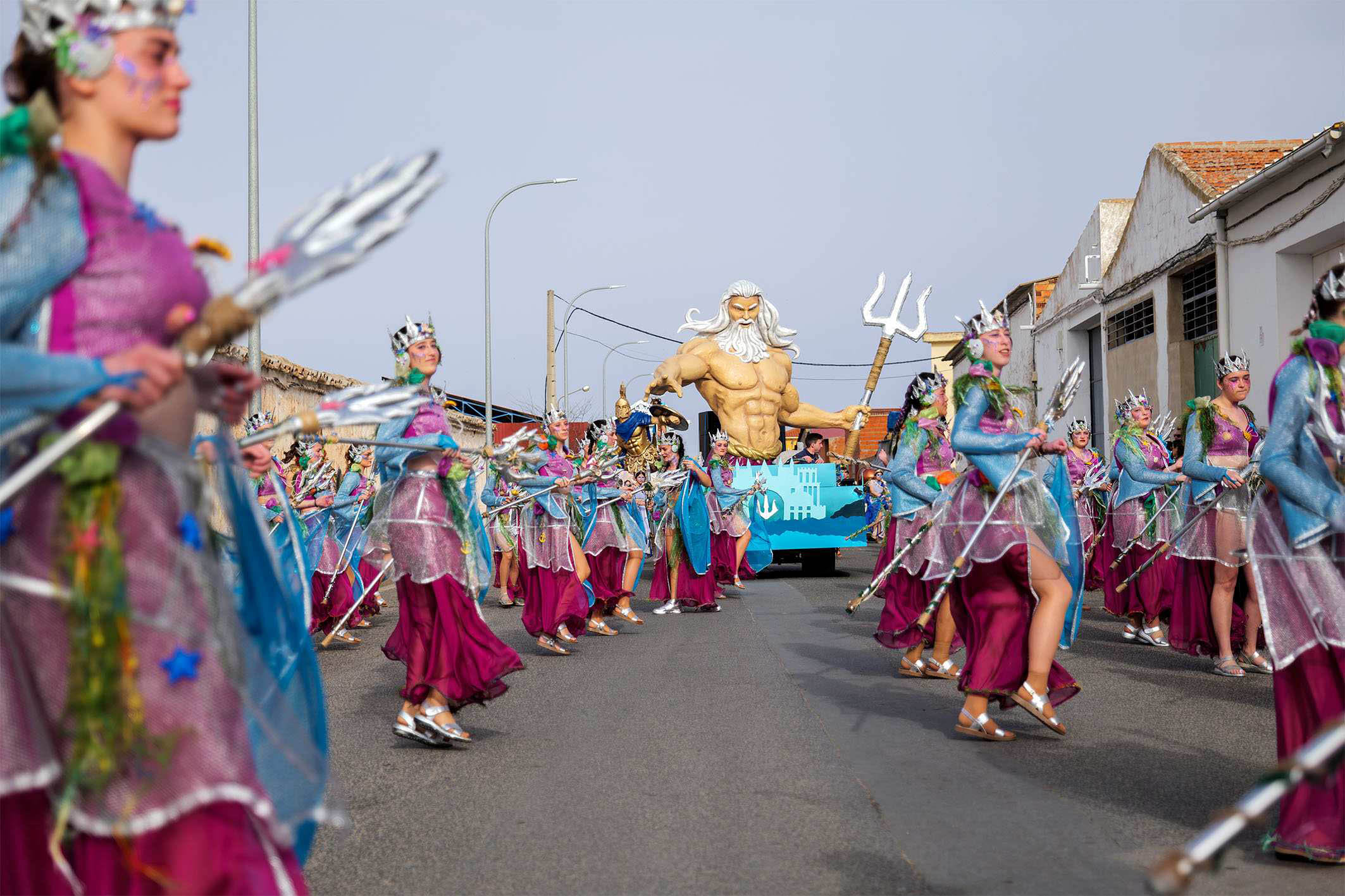Argamasilla de Alba se llena de color y alegría en el Gran Desfile de Comparsa de Adultos
