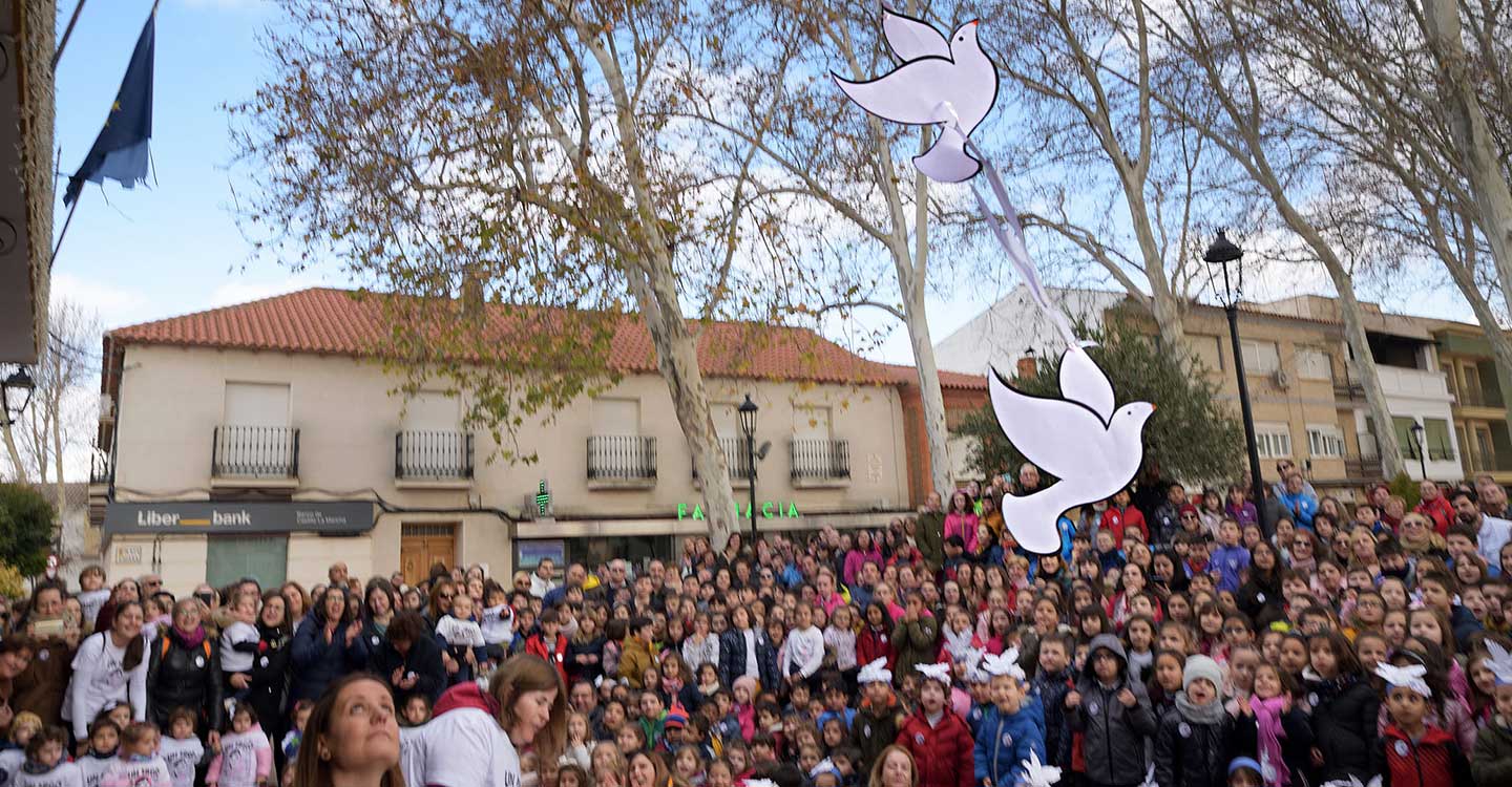 Los centros educativos de Argamasilla de Alba enarbolan la bandera de Malala por el derecho a la educación