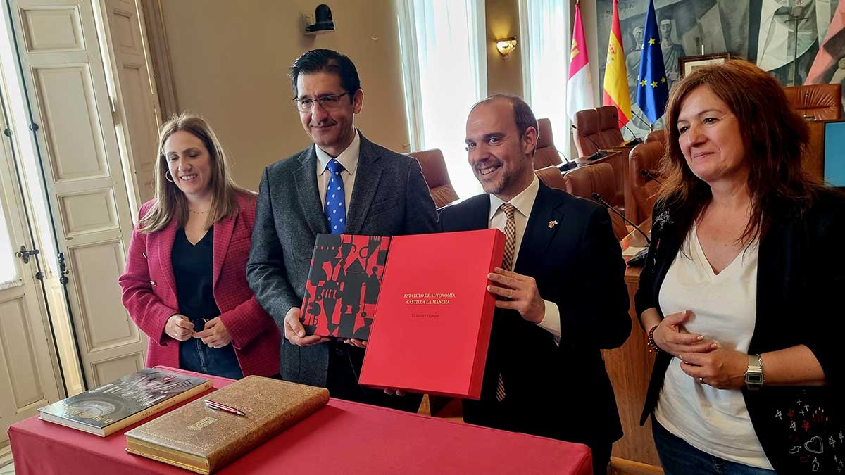 Bellido entrega dos ejemplares conmemorativos del Estatuto de Autonomía a la Diputación de Ciudad Real y al Ayuntamiento de Manzanares