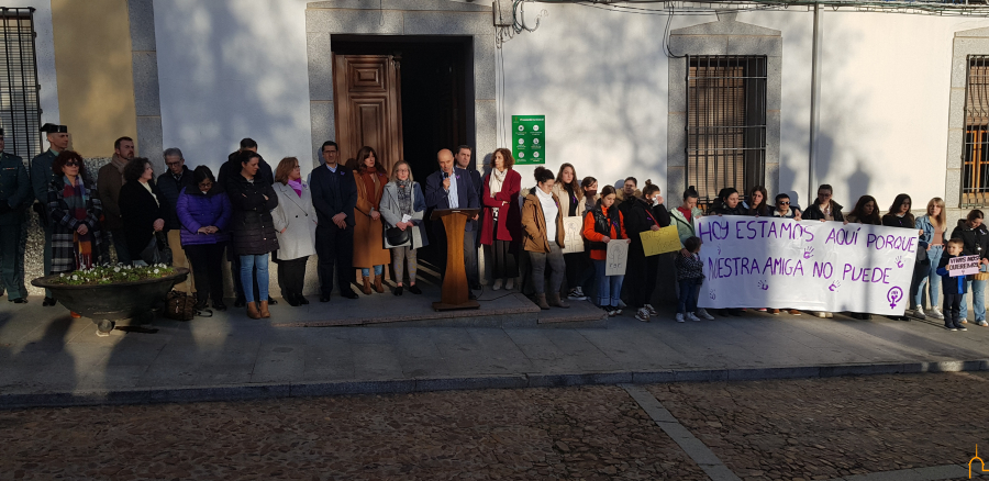  Caballero asiste al minuto de silencio contra la violencia de género en Piedrabuena 