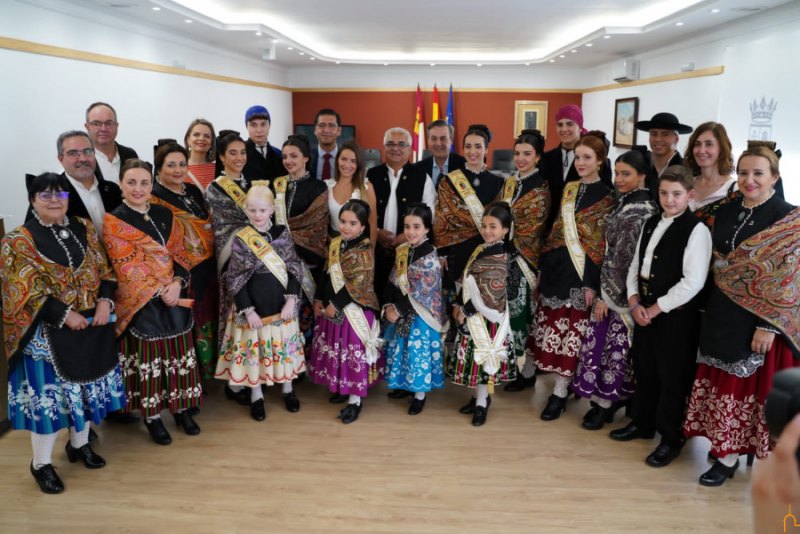  Caballero destaca la importancia de "celebrar las raíces de donde venimos y sobre las que seguir creciendo" junto al pueblo de Pedro Muñoz en sus mayos manchegos, Fiesta de Interés Turístico Nacional 