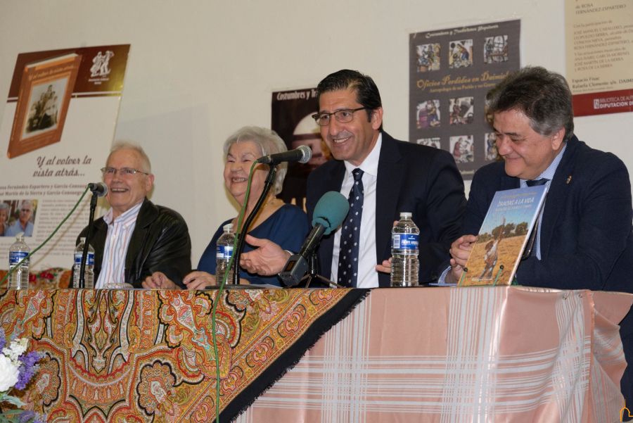  Caballero destaca la importancia de reivindicar nuestros orígenes en la presentación del libro “Gracias a la vida. Vivencias de pueblo y campo” 