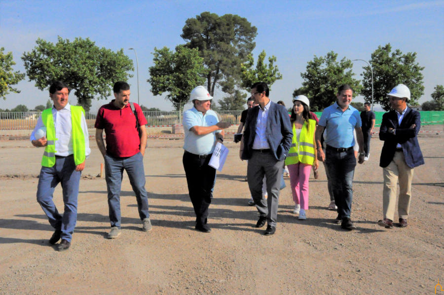  Caballero visita las obras de la tercera fase del pabellón ferial que avanzan a buen ritmo para estar disponibles a partir de enero 