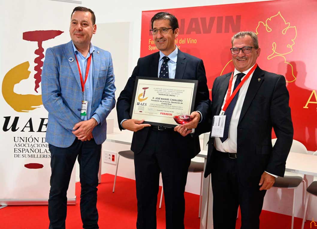  Caballero es reconocido con el premio Tastevin de Cristal de la UAES por su apoyo al sector del vino 