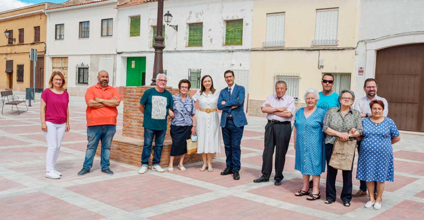  Caballero visita las plazas del Ángel, La Justa y La Bolsa cuya reforma ha subvencionado la Diputación en Alcázar de San Juan 