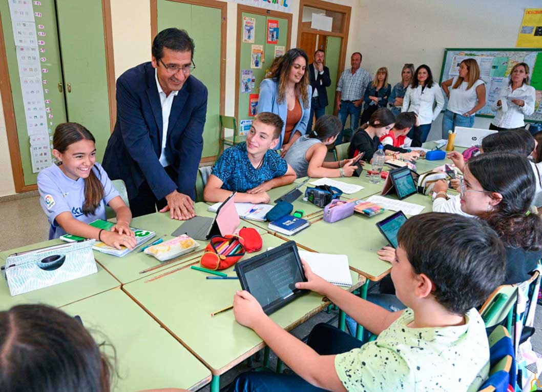  Caballero visita el colegio público de Puebla de Don Rodrigo para constatar las mejoras que se han realizado en ahorro y eficiencia energética 