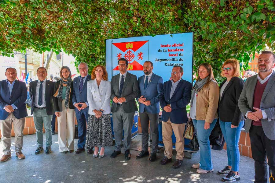  Caballero resalta como máximo símbolo de la identidad rabanera la bandera de Argamasilla de Calatrava presentada hoy 