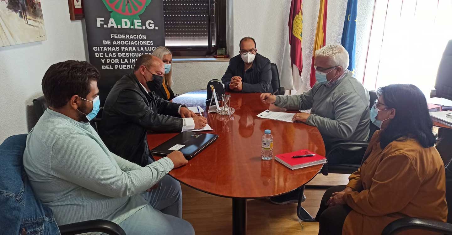 El Alcalde Carlos Ortíz, ha firmado el convenio de colaboración con la Federación de Asociaciones Gitanas para la lucha contra las desigualdades y la exclusión social del pueblo gitano (FADEG).