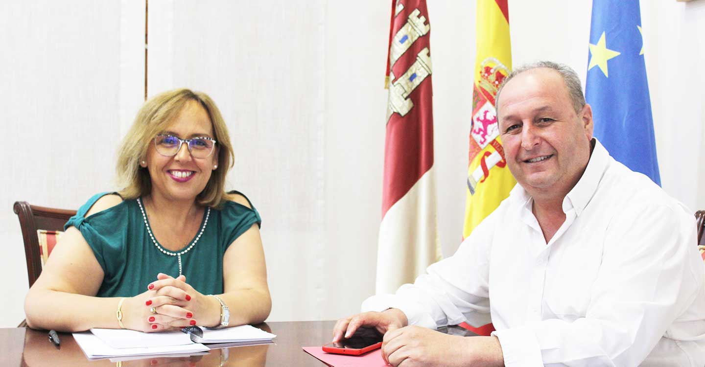 Carmen Olmedo recoge la petición del alcalde de Los Pozuelos de Calatrava para el arreglo de la Piscina Municipal 